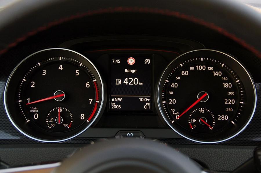 Панель приборов Volkswagen Golf GTi 5-Door 2015 года  (фото 20 из 48)